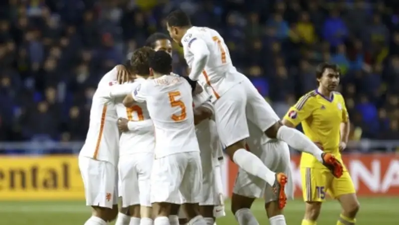 А голландцы – летучие? Главные интриги заключительного тура отбора Евро-2016