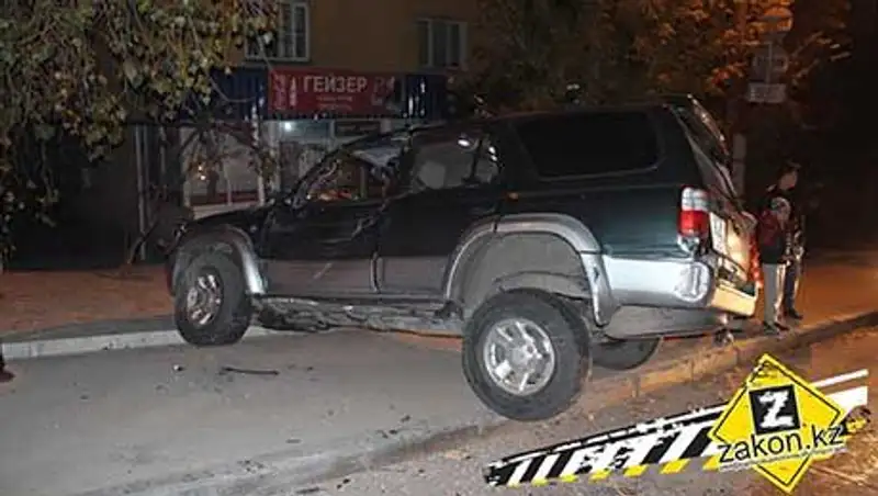 Тойота Камри "отправила" внедорожник в нокаут в Алматы