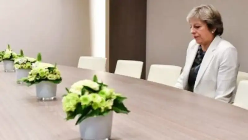 Фото скучающей на саммите ЕС Терезы Мэй стало мемом в соцсетях