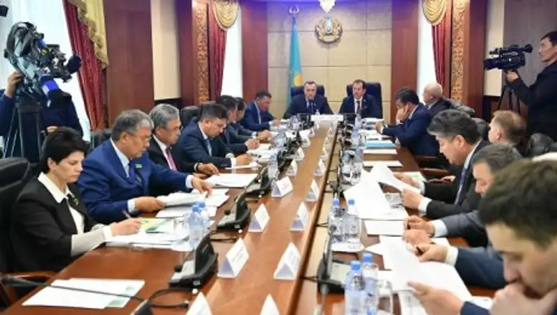 Сенаторы: Казахстану нужна интегрированная система управления отходами 