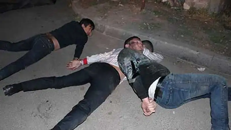 В Алматы около кафе группа парней жестоко избила молодого человека и охранника