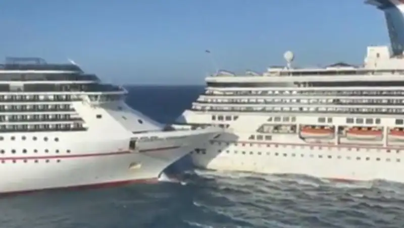 Столкновение двух океанских лайнеров с пассажирами на борту попало на видео
