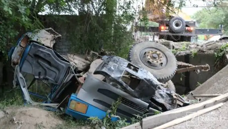 Грузовик всмятку – водовоз перевернулся в Алматы