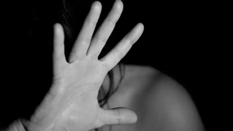 Отец изнасиловал 15-летнюю дочь в Павлодарской области