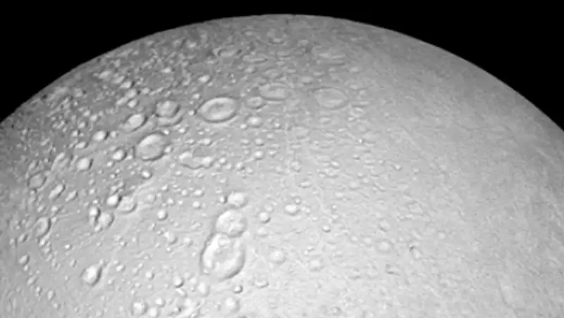 Станция Cassini нашла на спутнике Сатурна снеговика