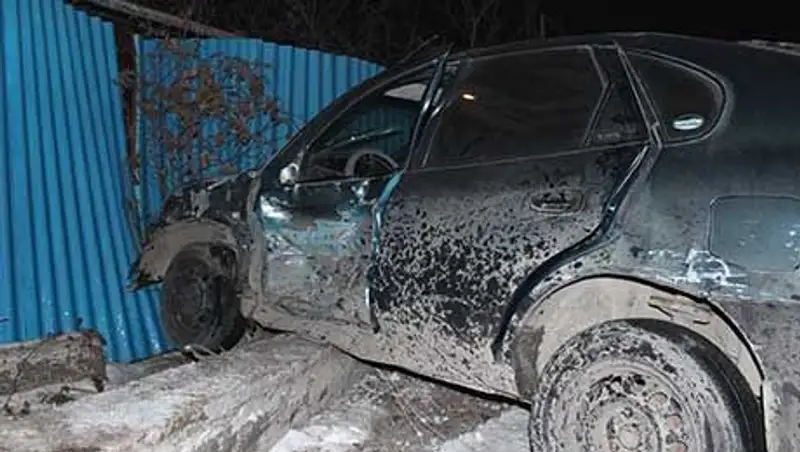 Две Тойоты столкнулись в Алматы, одна угодила в забор