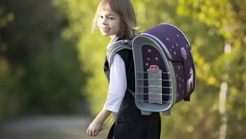 Сотни столичных первоклассников получили рюкзаки с принадлежностями