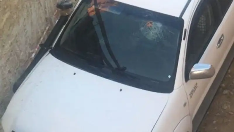 В Актау внедорожник провалился в траншею