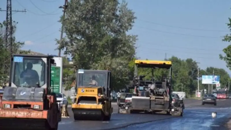 Акима Усть-Каменогорска возмутило то, что полицейские мешают дорожным работам