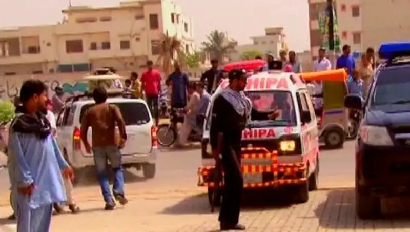 СМИ: 10 человек погибли, 40 пострадали в результате взрывов рядом с судом в Пакистане