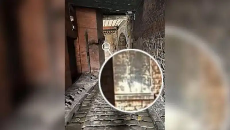 Британские читатели разглядели призрак на фото у 121-летнего театра