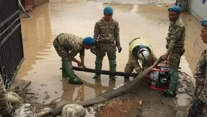 К ликвидации последствий дождей в Алматы привлекли Нацгвардию и аэромобильные войска 