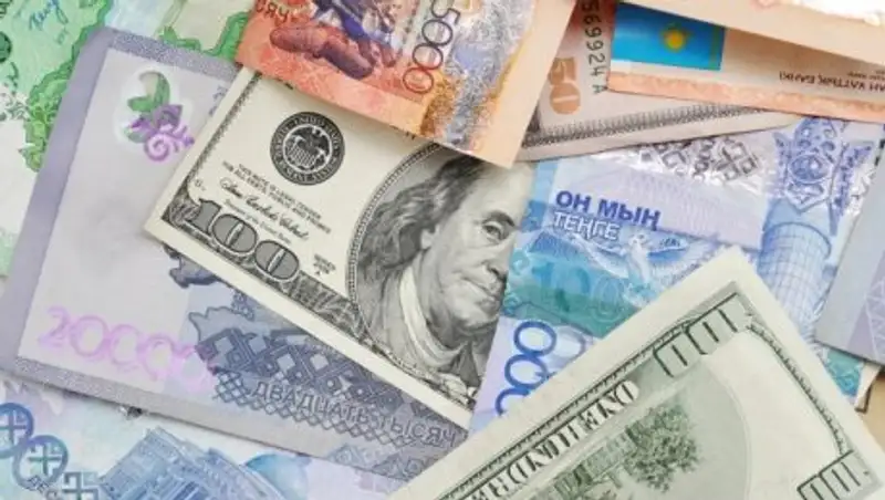 Тенге немного сдал позиции на торгах