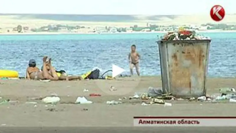 Городской пляж Капчагая превратился в мусорную свалку