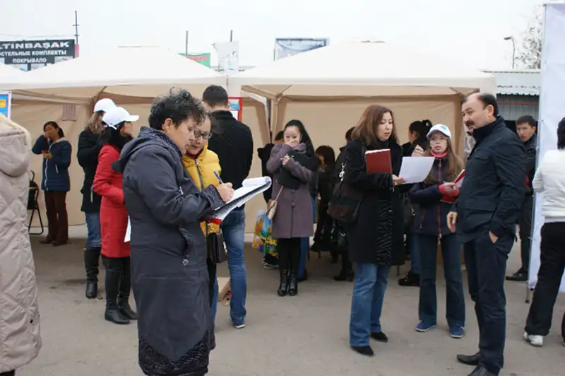 В районе центрального вещевого рынка Алматы провели ярмарку вакансий В районе центрального вещевого рынка Алматы провели ярмарку вакансий, фото - Новости Zakon.kz от 08.11.2013 21:03