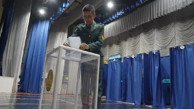 Личный состав военного вуза участвует в выборах президента Казахстана