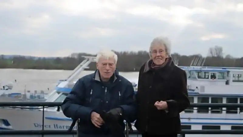 Прожившие 65 лет вместе супруги умерли в один день, держась за руки