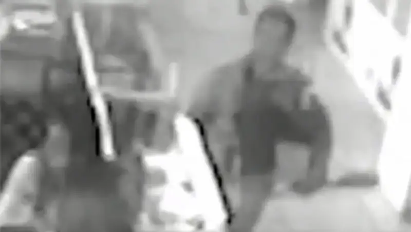 В Актау задержали подозреваемого в краже урны с пожертвованиями для больных детей, фото - Новости Zakon.kz от 18.11.2013 23:39