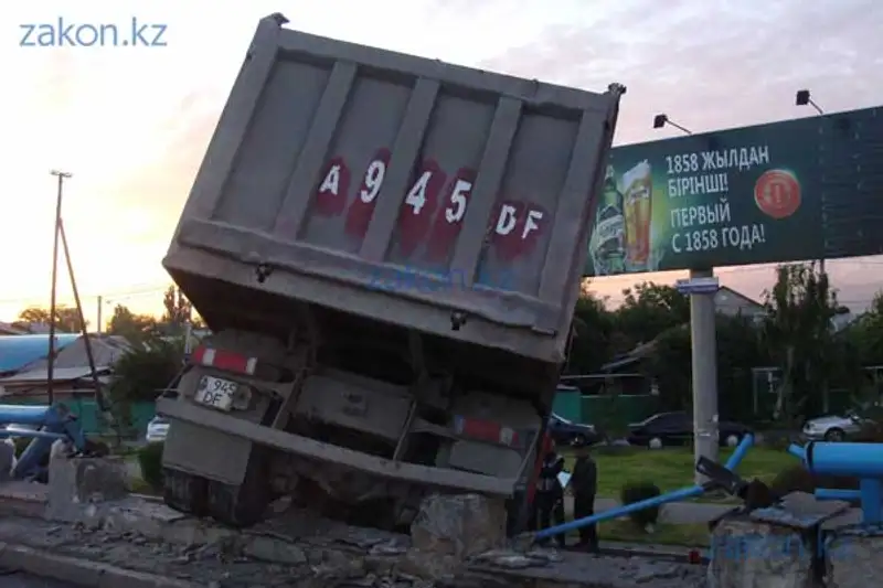 Грузовик «свалился» с моста в Алматы, зацепив внедорожник (фото) Грузовик «свалился» с моста в Алматы, зацепив внедорожник (фото), фото - Новости Zakon.kz от 17.05.2013 17:14
