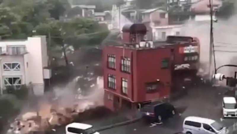 Мощный оползень сошел в Японии - 20 человек пропали без вести