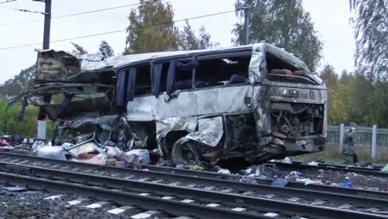 Опубликован список выживших при столкновении автобуса с поездом в России