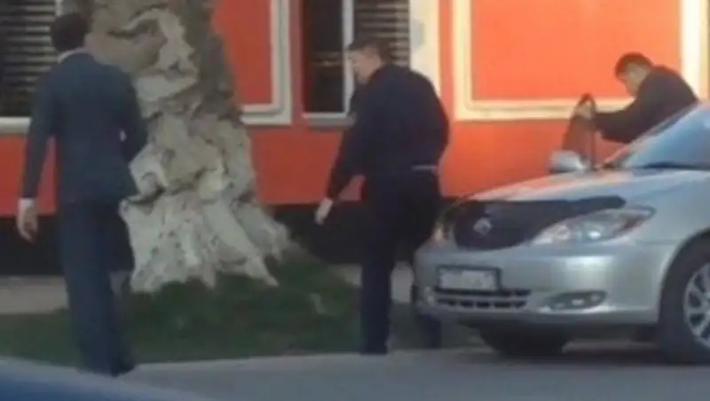 В Шымкенте начальник местной полиции заставил своих подчиненных снять тонировку