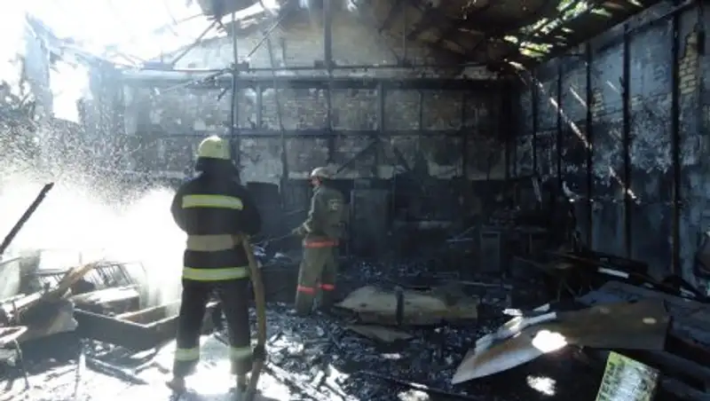 СТО, автомобиль, контейнер и два бутика повредил пожар в Алматы