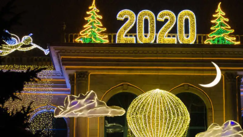 В Алматы демонтируют новогодние украшения