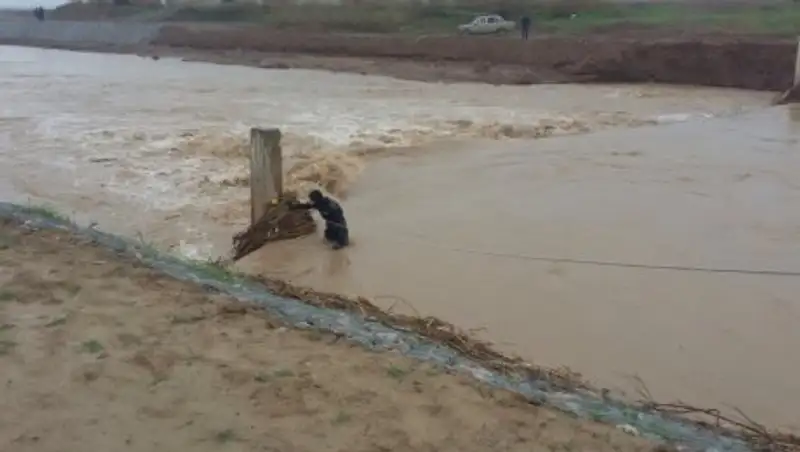 Утонувших 3-летнего ребенка и 25-летнего парня ищут в ЮКО