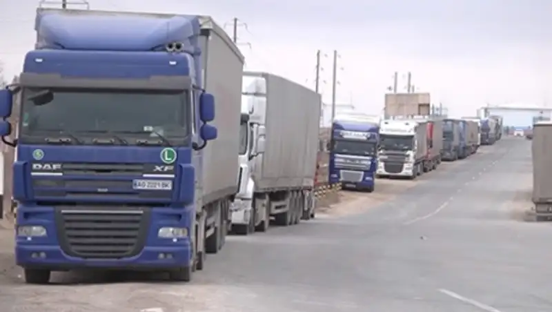 Из-за шторма на море в порту Актау скопилось более 60 грузовых фур