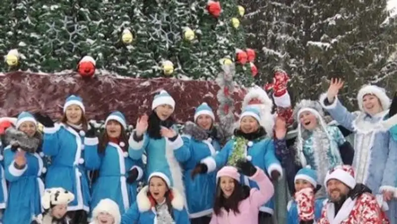 Парад Снегурочек прошел в Уральске