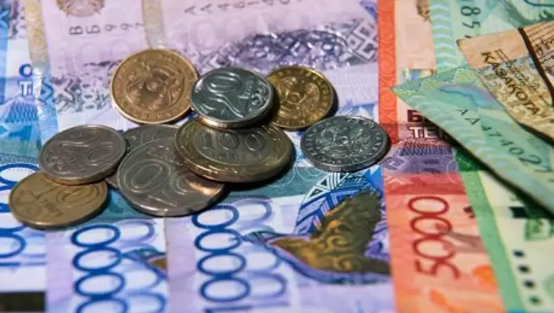 Доллар на бирже достиг отметки 327 тенге