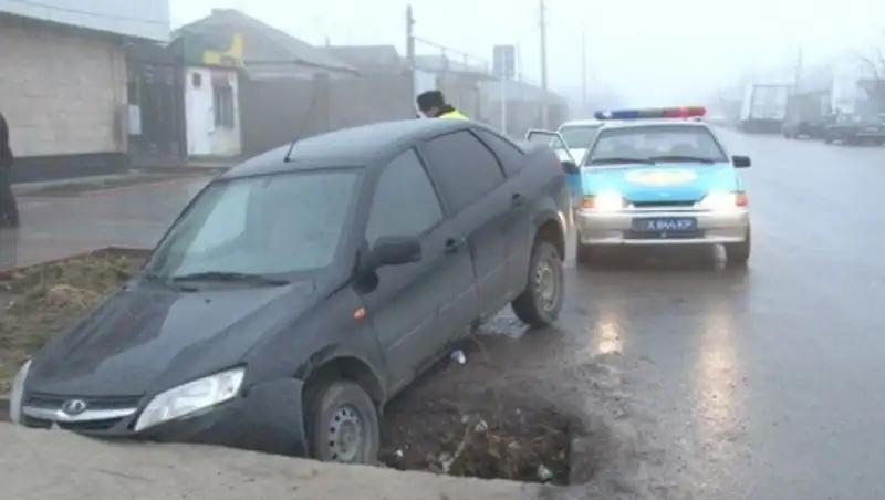 Пьяный водитель едва не сбил пешехода и уснул прямо на обочине дороги