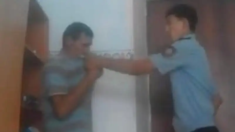 Избивший педофила полицейский в Сатпаеве освобожден под залог