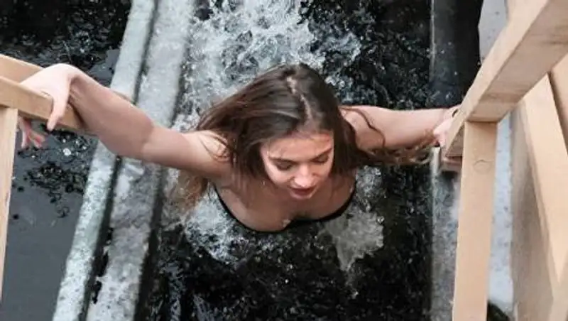 Вирусологи оценили риск заражения COVID-19 во время крещенских купаний