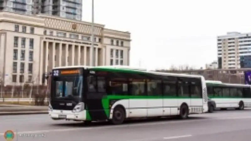 В Астане гололедицу обвинили в отставании автобусных маршрутов