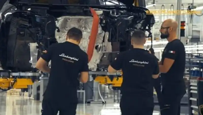 Производство секретного внедорожника Lamborghini показали на видео