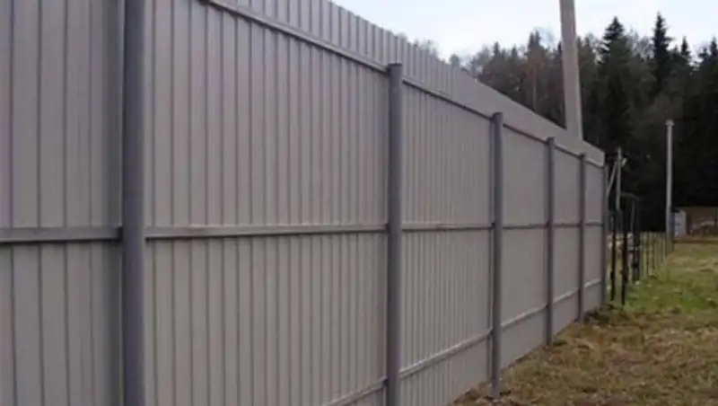 Павлодарлы&#1179; жігіт жа&#1187;адан салынатын &#1199;йді&#1187; &#1179;оршауларын &#1201;рлап кеткен