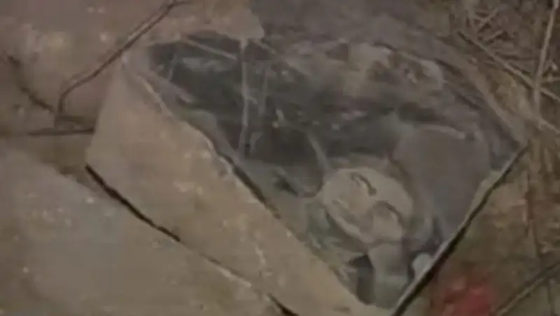 Дорогу в Баку выложили могильными плитами