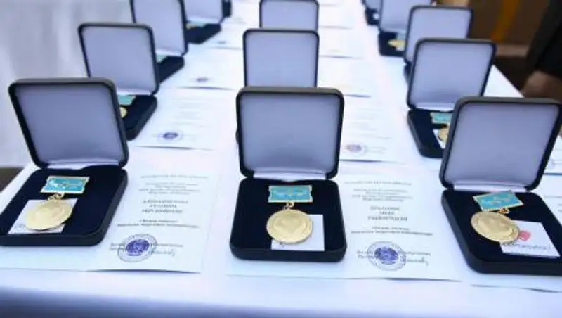 В Алматы медалью "Халық алғысы" наградили медработников, волонтеров, общественников и журналистов