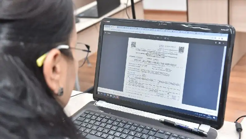 Учитель в Шымкенте сдает экзамен, фото - Новости Zakon.kz от 21.09.2022 18:29