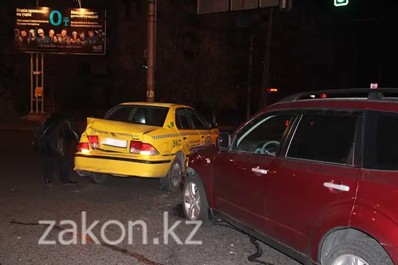В Алматы водитель джипа после столкновения с такси утверждал, что его не было в машине, фото - Новости Zakon.kz от 13.11.2013 19:39