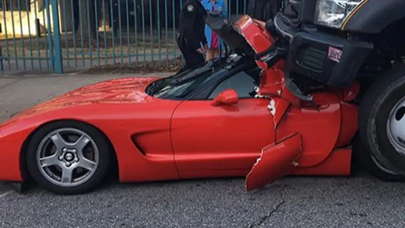 В США грузовик раздавил спорткар