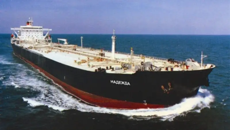 Танкер с 400 тоннами дизтоплива выбросило на мель у берегов Сахалина