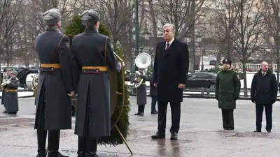 Токаев возложил цветы к памятнику-мемориалу "Могила неизвестного солдата", фото - Новости Zakon.kz от 28.11.2022 17:39