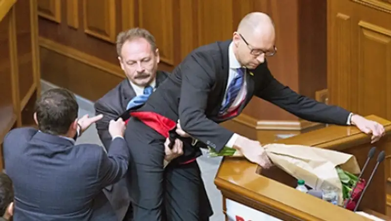 Яценюк попросил встретить его в Раде без цветов