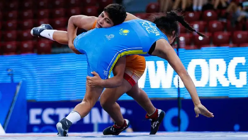 Две серебряные медали завоевали казахстанки на ЧМ по борьбе в Болгарии