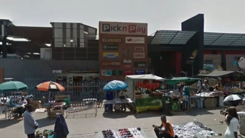 В торговом центре в Йоханнесбурге произошла перестрелка, 12 человек ранены