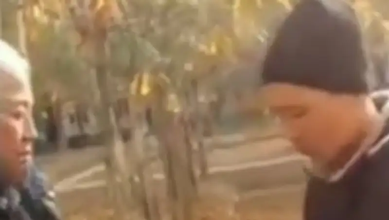 Хулигана, напавшего на пожилого человека в автобусе, заставили извиниться