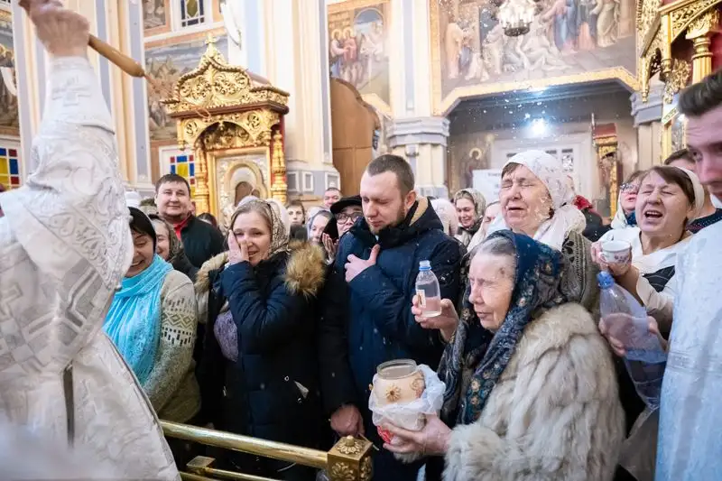 люди в церкви , фото - Новости Zakon.kz от 19.01.2023 13:57